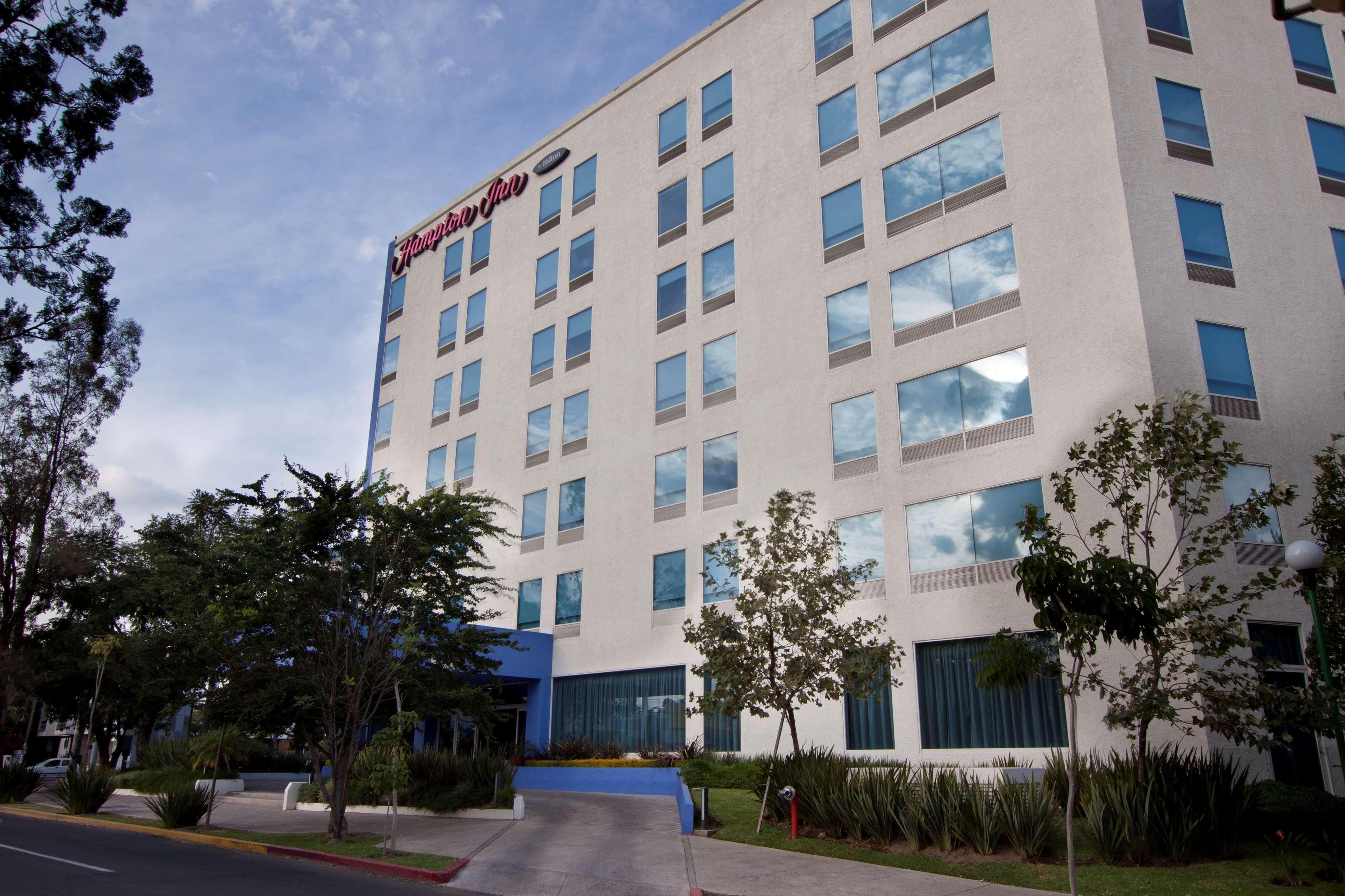 Отель Hampton By Hilton Guadalajara Expo Экстерьер фото